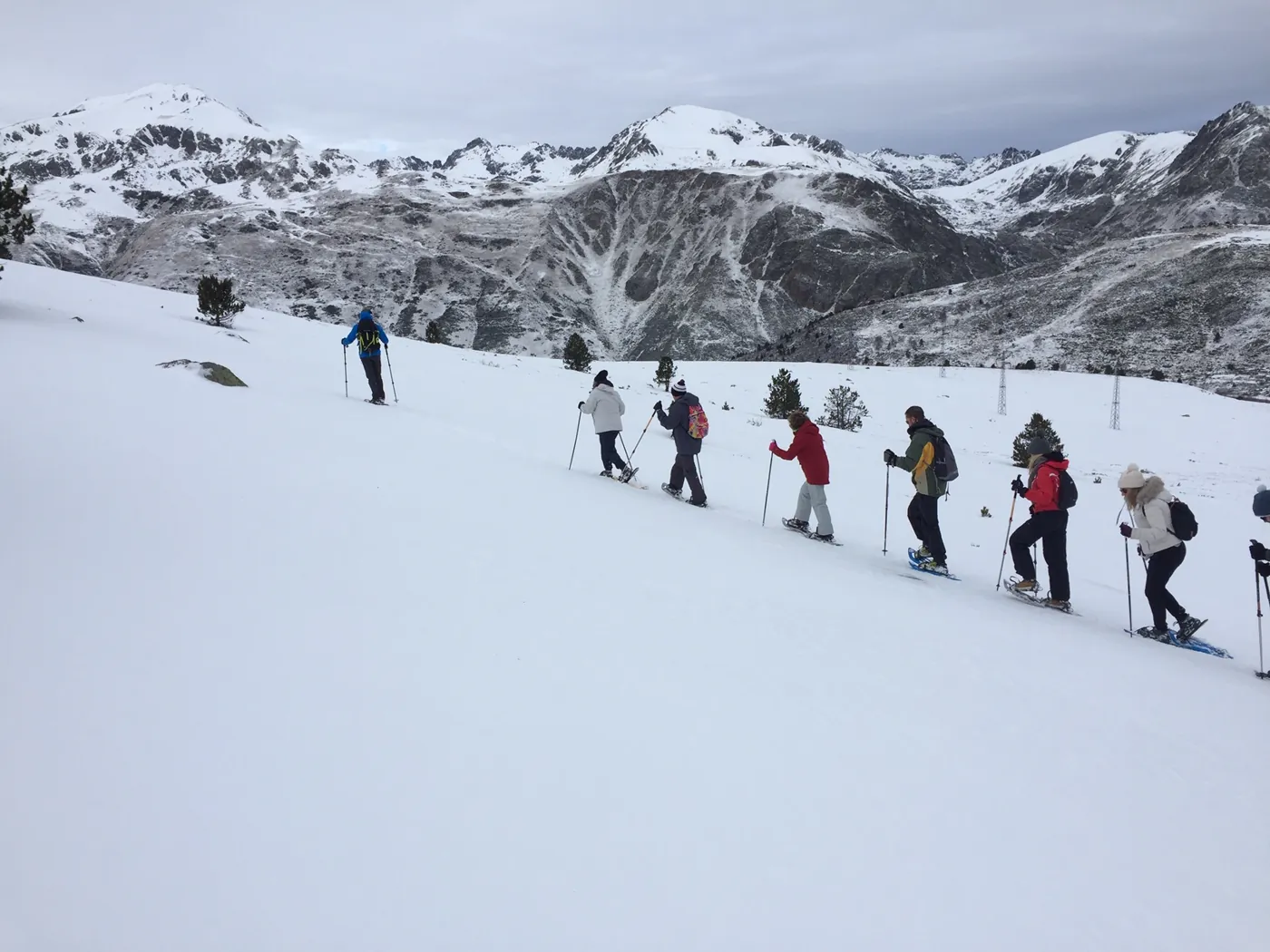 Grup amb raquetes de neu a la zona del Pic de la Mina